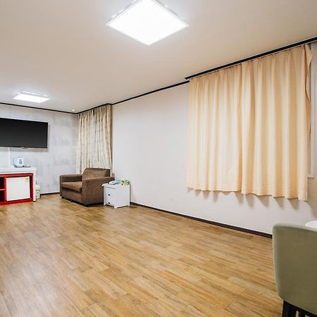 ג'גו Oakra Hotel מראה חיצוני תמונה
