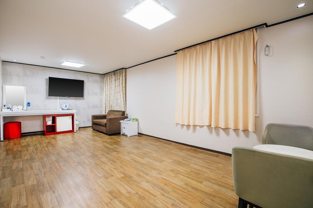 ג'גו Oakra Hotel מראה חיצוני תמונה