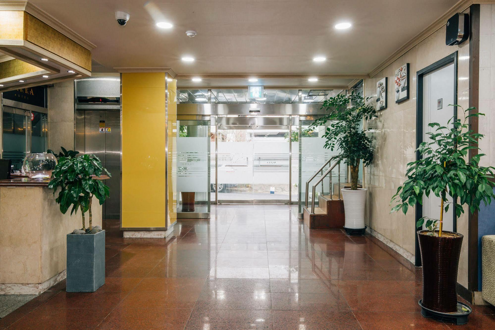 ג'גו Oakra Hotel מראה חיצוני תמונה