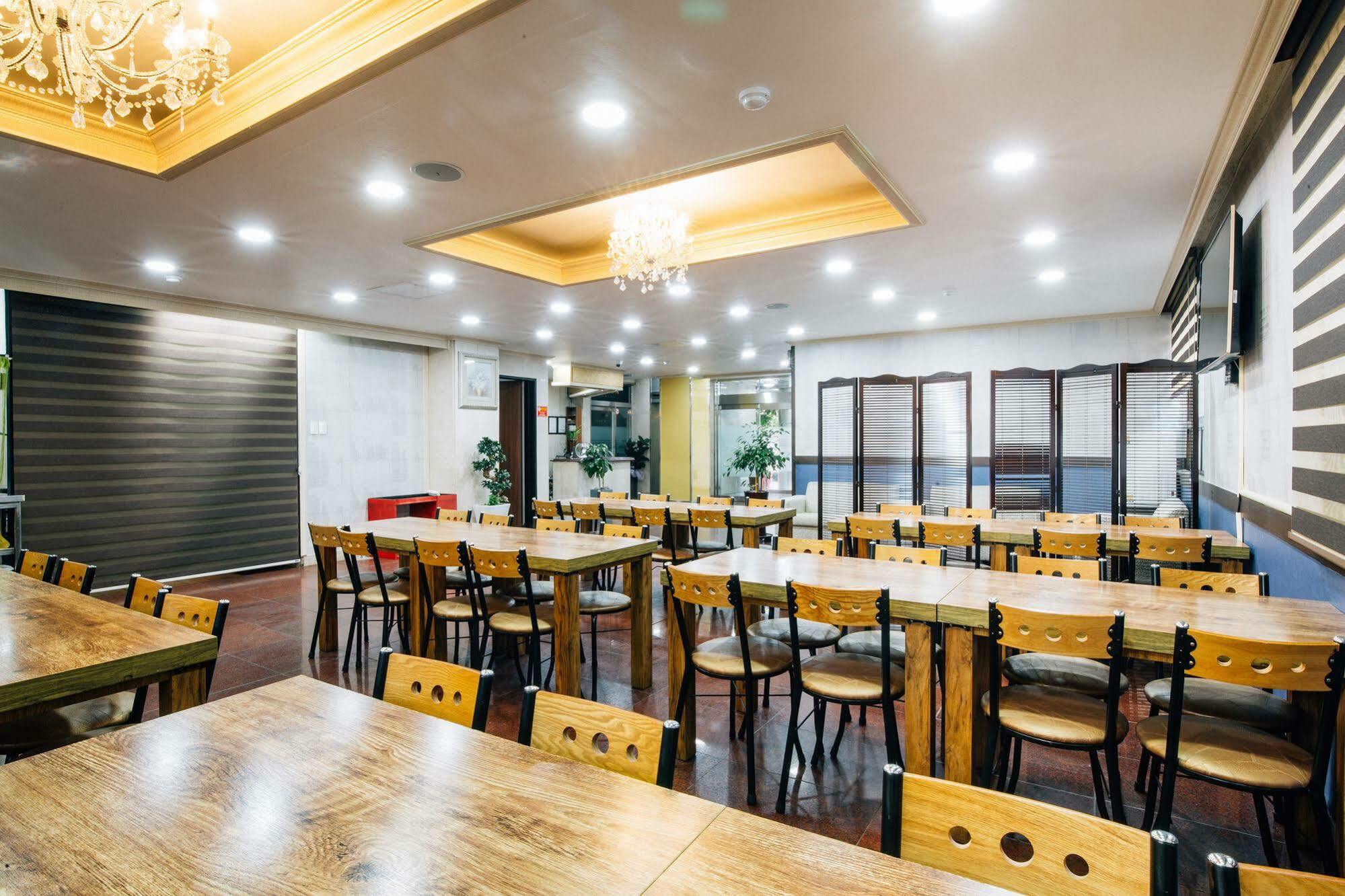 ג'גו Oakra Hotel מראה חיצוני תמונה