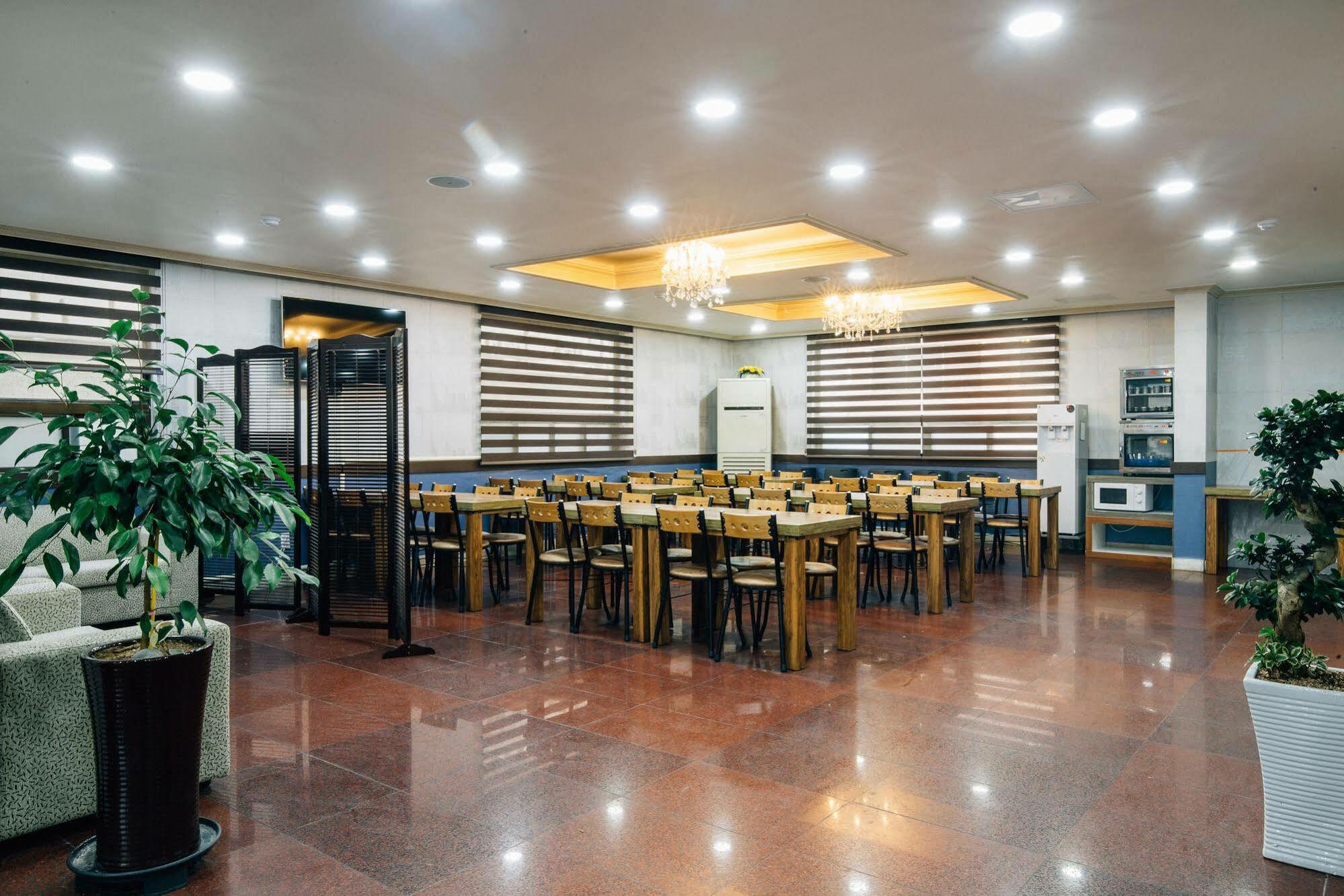 ג'גו Oakra Hotel מראה חיצוני תמונה