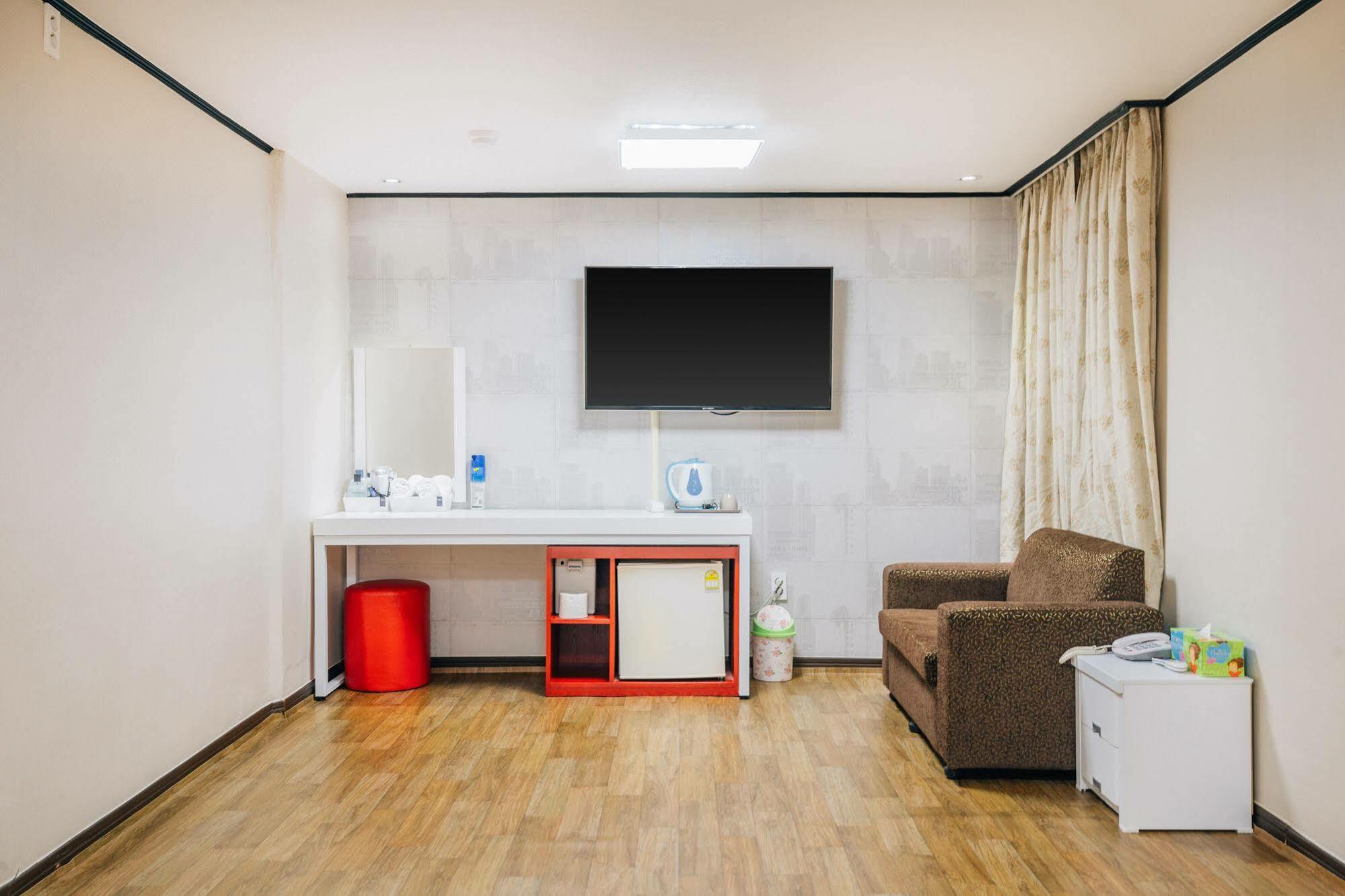 ג'גו Oakra Hotel מראה חיצוני תמונה