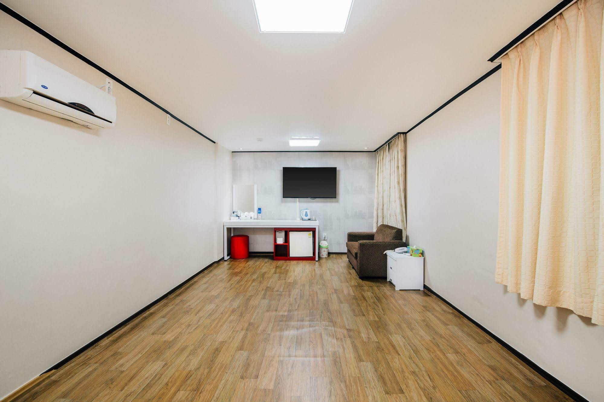 ג'גו Oakra Hotel מראה חיצוני תמונה
